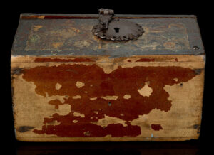 A Rare ‘Barniz de Pasto’ Domed Box of Small Proportions. Colombia, 17th Century inside